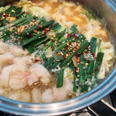 味噌のスープを吸ったモツがおいしい♪